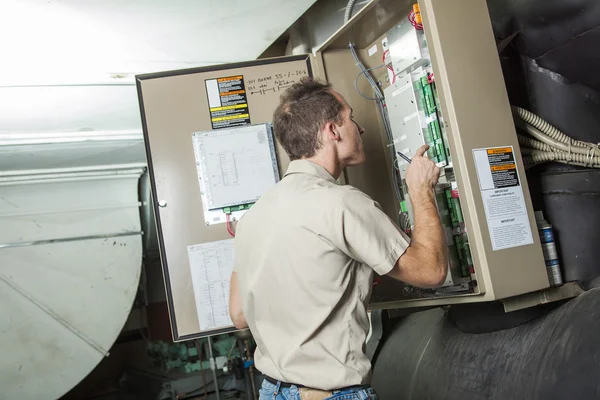 Klimaanlage repariert Mann bei der Arbeit — Stockfoto
