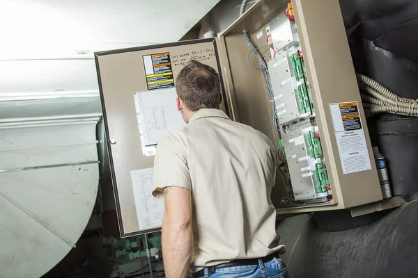 Air Conditioner Reparatie Man op het werk — Stockfoto