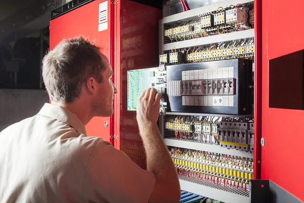 Maschinist Arbeiter Techniker bei der Arbeit Einstellung Lift mit Schraubenschlüssel — Stockfoto