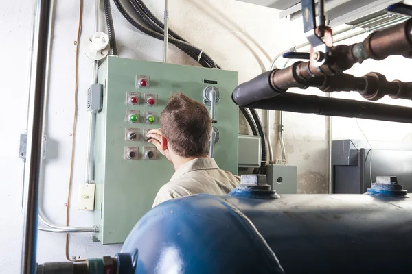 Klimaanlage repariert Mann bei der Arbeit — Stockfoto