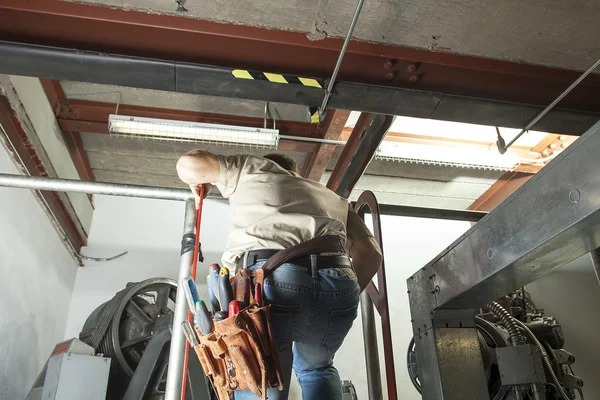 Lift reparatie Man op het werk — Stockfoto