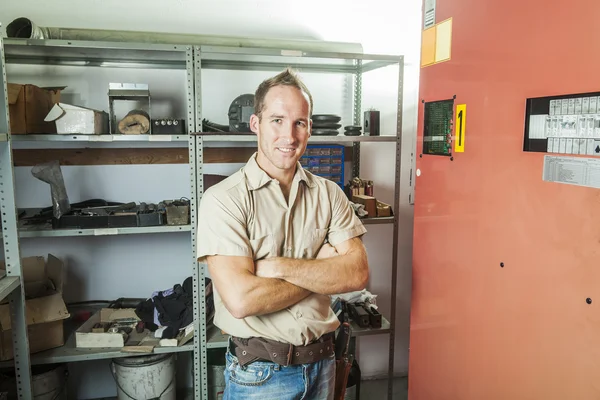 Elevador homem de reparação no trabalho — Fotografia de Stock