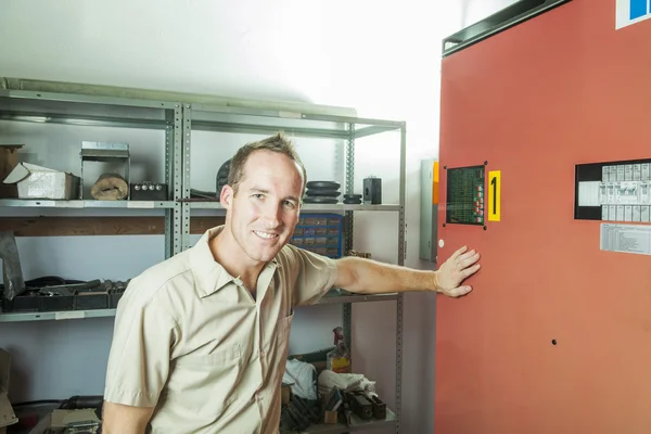 Aufzug repariert Mann bei der Arbeit — Stockfoto