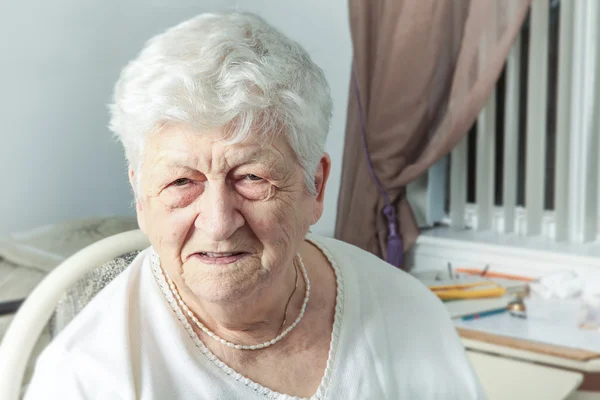 90-летняя старушка дома — стоковое фото