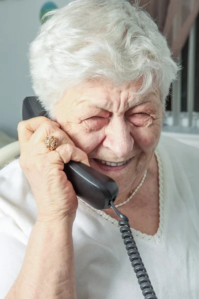 Elderly woman speaks on the phone — Stock Photo, Image