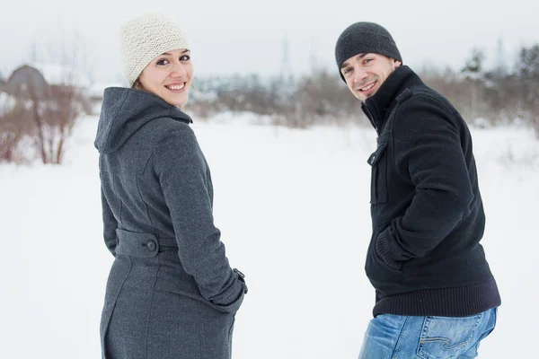 Молодая пара на улице в зимний сезон — стоковое фото