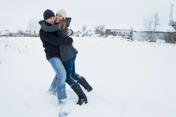 Pareja joven afuera en la temporada de invierno — Foto de Stock