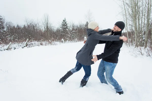 年轻夫妇在冬季 — 图库照片