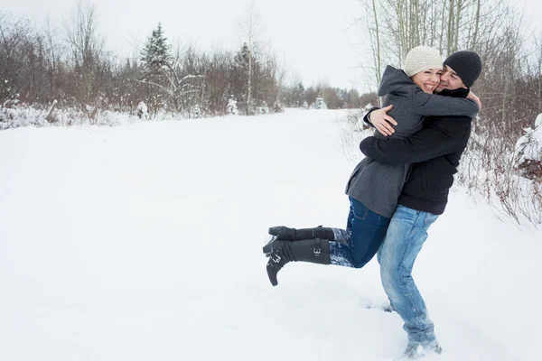 Casal jovem fora na temporada de inverno — Fotografia de Stock