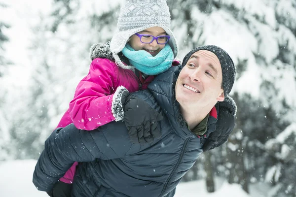 父亲和女儿在白天享受雪 — 图库照片