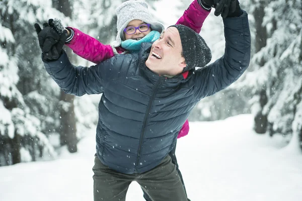 Padre e hija disfrutando de la nieve durante el día — Foto de Stock