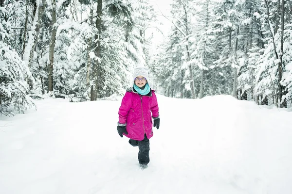 Niña jugando con nieve al aire libre en invierno — Foto de Stock