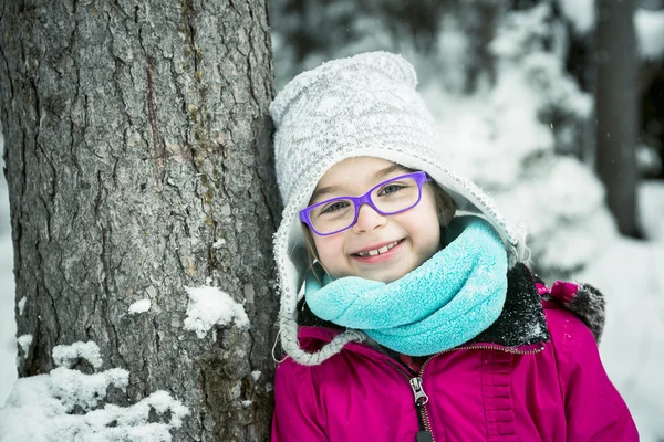 Niña jugando con nieve al aire libre en invierno — Foto de Stock