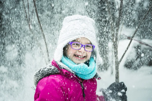 Niña jugando con nieve al aire libre en invierno — Foto de Stock