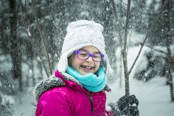 Kis lány játszik a hó kint a téli — Stock Fotó