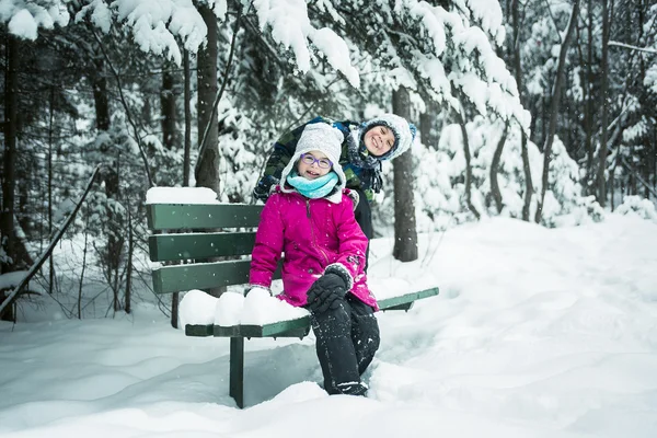 Niña y niño en temporada de invierno — Foto de Stock