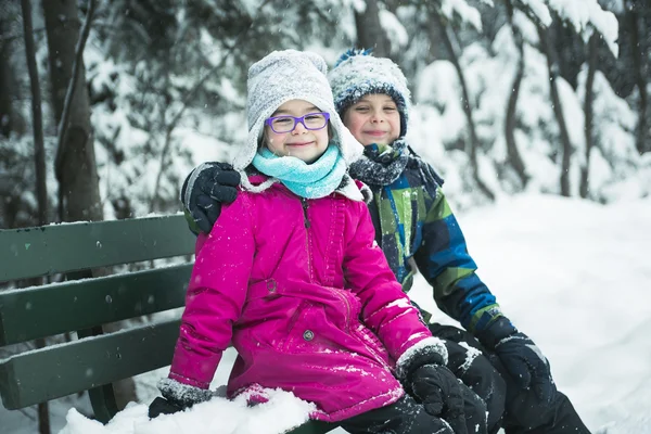 Niña y niño en temporada de invierno — Foto de Stock