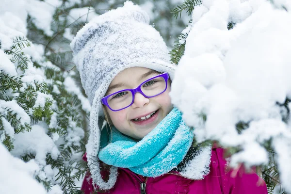 Niña jugando con nieve al aire libre en invierno — Foto de Stock