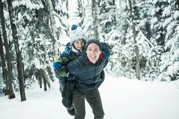 Padre e hijo disfrutando de la nieve durante el día — Foto de Stock