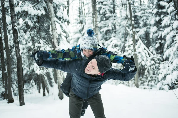 Vater und Sohn genießen den Schnee am Tag — Stockfoto