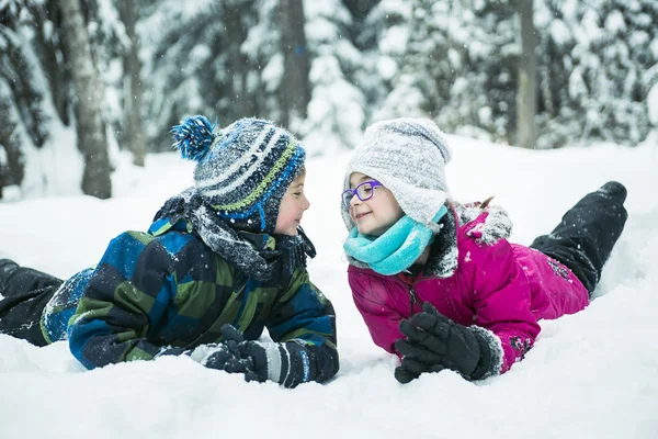 Niña y niño en temporada de invierno — Foto de Stock