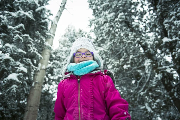 Niña jugando con nieve al aire libre en invierno — Foto de Stock