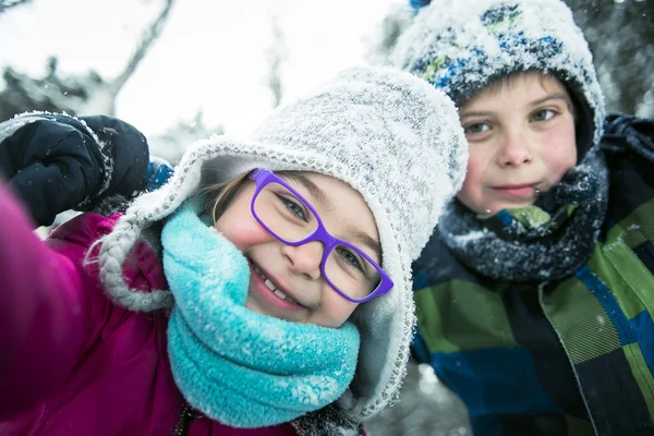 Niña y niño en temporada de invierno — Foto de Stock