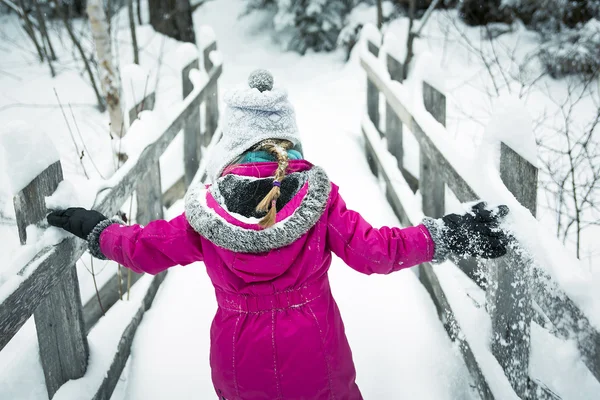 Niña jugando con nieve al aire libre en invierno — Foto de Stock