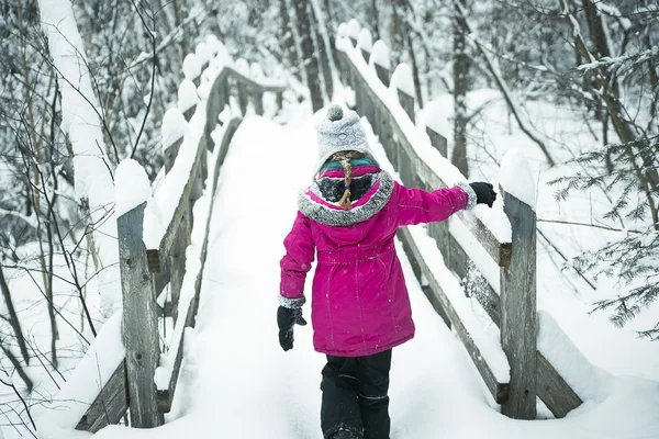 Niña jugando con nieve al aire libre en invierno — Foto de Stock