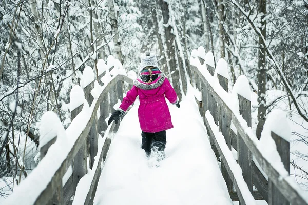 Niña jugando con nieve al aire libre en invierno — Foto de Stock