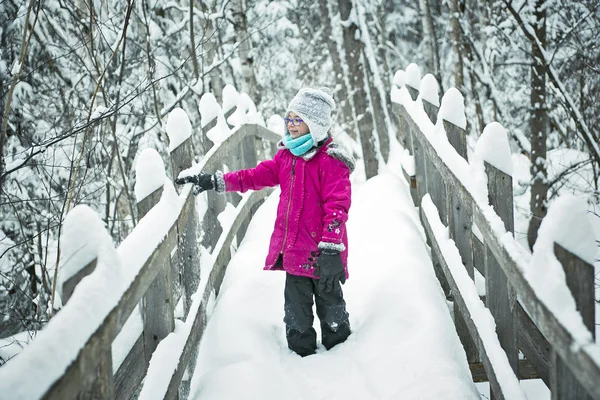 Niña jugando con nieve al aire libre en invierno — Foto de Stock