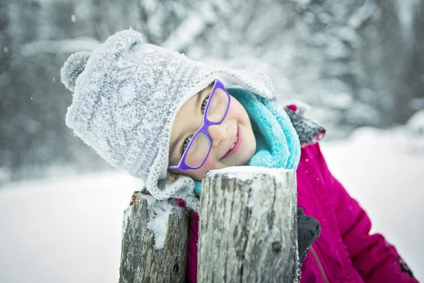 Niña jugando con nieve al aire libre en invierno — Foto de Stock