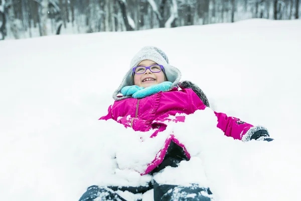 Niña jugando con nieve al aire libre en invierno — Foto de Stock