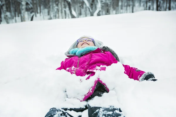 Niña jugando con nieve al aire libre en invierno — Foto de Stock