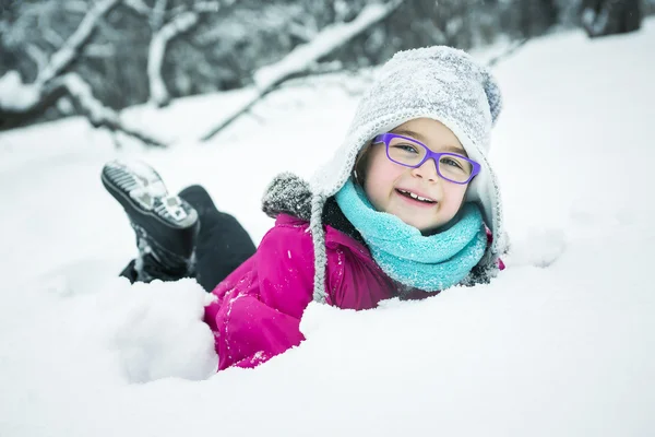 Niña jugando con nieve al aire libre en invierno — Foto de Stock