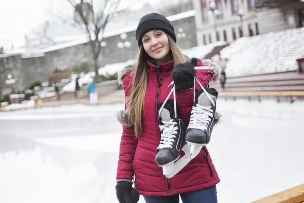 Pareja de patinaje sobre hielo divirtiéndose en invierno en patines de hielo Quebec, Canadá . —  Fotos de Stock