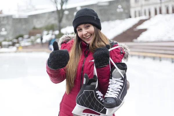 Casal de patinação no gelo se divertindo no inverno em patins no gelo Quebec, Canadá . — Fotografia de Stock