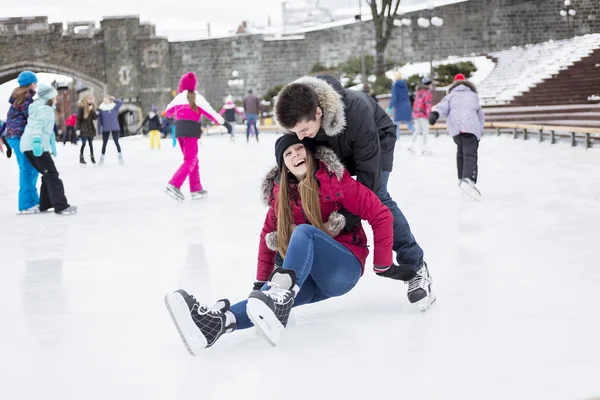冰上溜冰鞋魁北克，加拿大对滑冰夫妇的冬季娱乐活动. — 图库照片