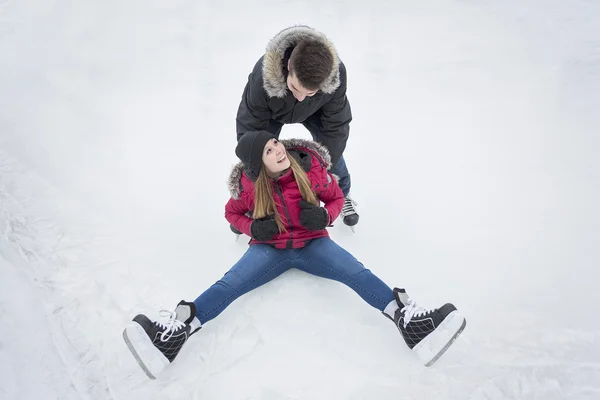 Pareja de patinaje sobre hielo divirtiéndose en invierno en patines de hielo Quebec, Canadá . — Foto de Stock