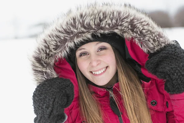 Зимний портрет симпатичной молодой девушки — стоковое фото