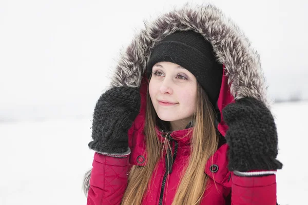 Winter portret van schattige vrij jong meisje — Stockfoto