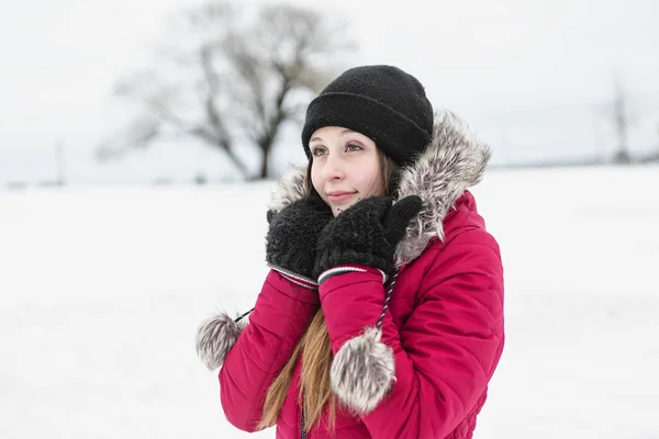 Sevimli genç ve güzel kız kış portresi — Stok fotoğraf