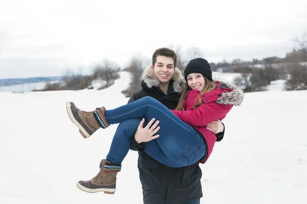 Два подростка веселятся на снежном поле. — стоковое фото