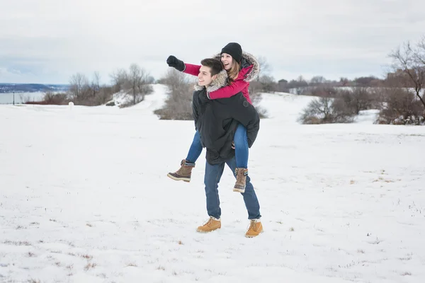 Dois adolescentes se divertem no campo de neve — Fotografia de Stock