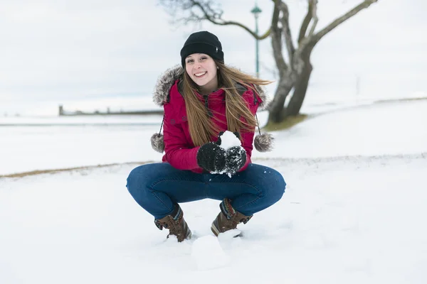 Sevimli genç ve güzel kız kış portresi — Stok fotoğraf
