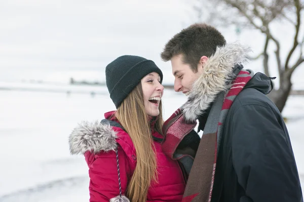 Dois adolescentes se divertem no campo de neve — Fotografia de Stock