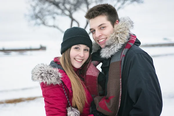 Dos adolescentes se divierten en el campo de nieve —  Fotos de Stock