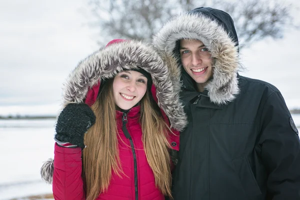 Two teenagers havinf fun on the snow field — Stock Photo, Image