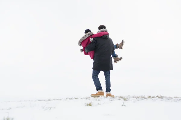 两个少年推移乐趣雪场 — 图库照片