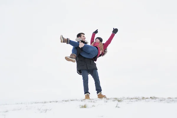 Dos adolescentes se divierten en el campo de nieve — Foto de Stock